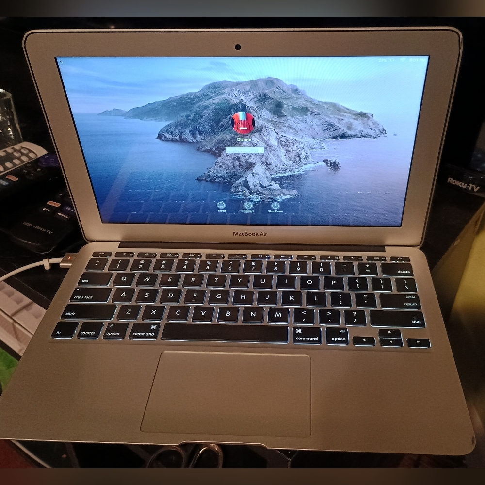 Apple MacBook Air 11-inch, Mid 2012 W/Charging Cord